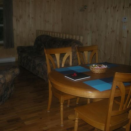 Chalet Des Noisetiers Tadoussac Exterior photo