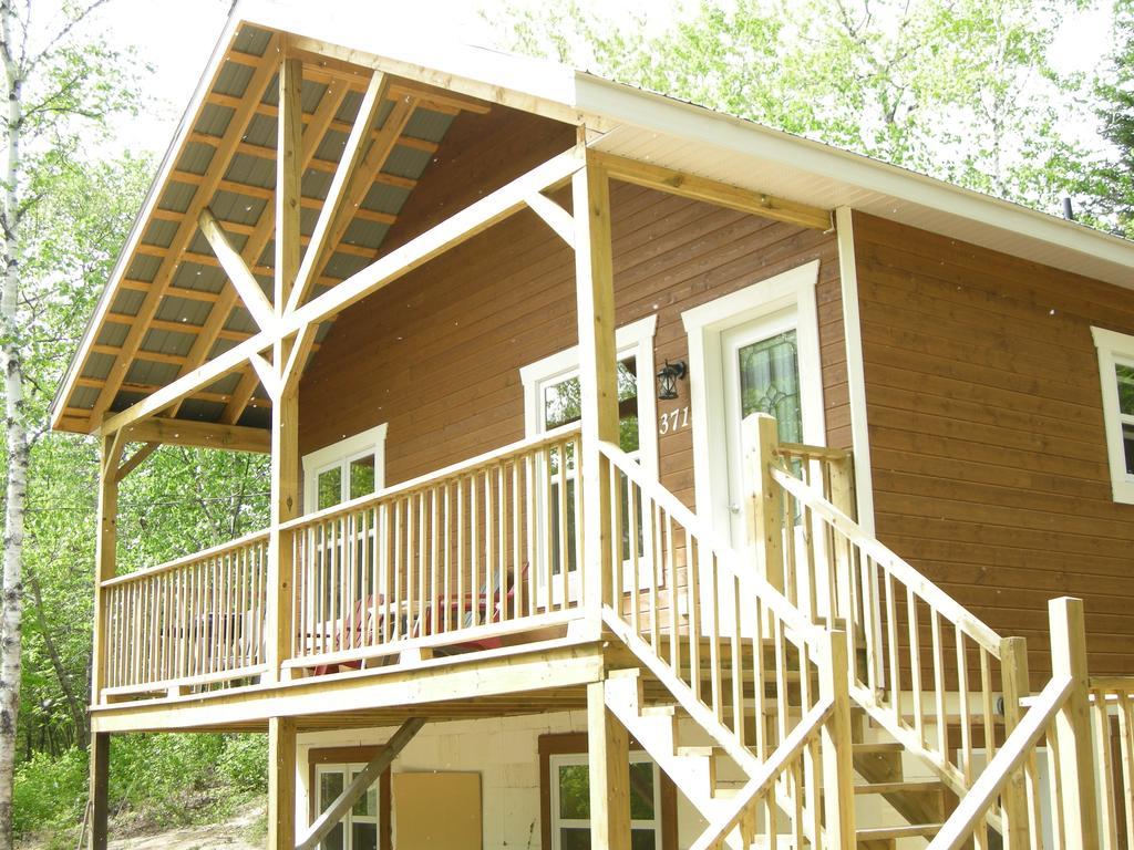 Chalet Des Noisetiers Tadoussac Room photo